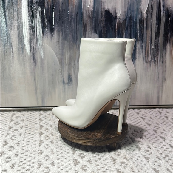 Elegant White Ankle Boot Stiletto Women's 7.5 Classic Elegant Sophisticated EUC - Picture 9 of 14